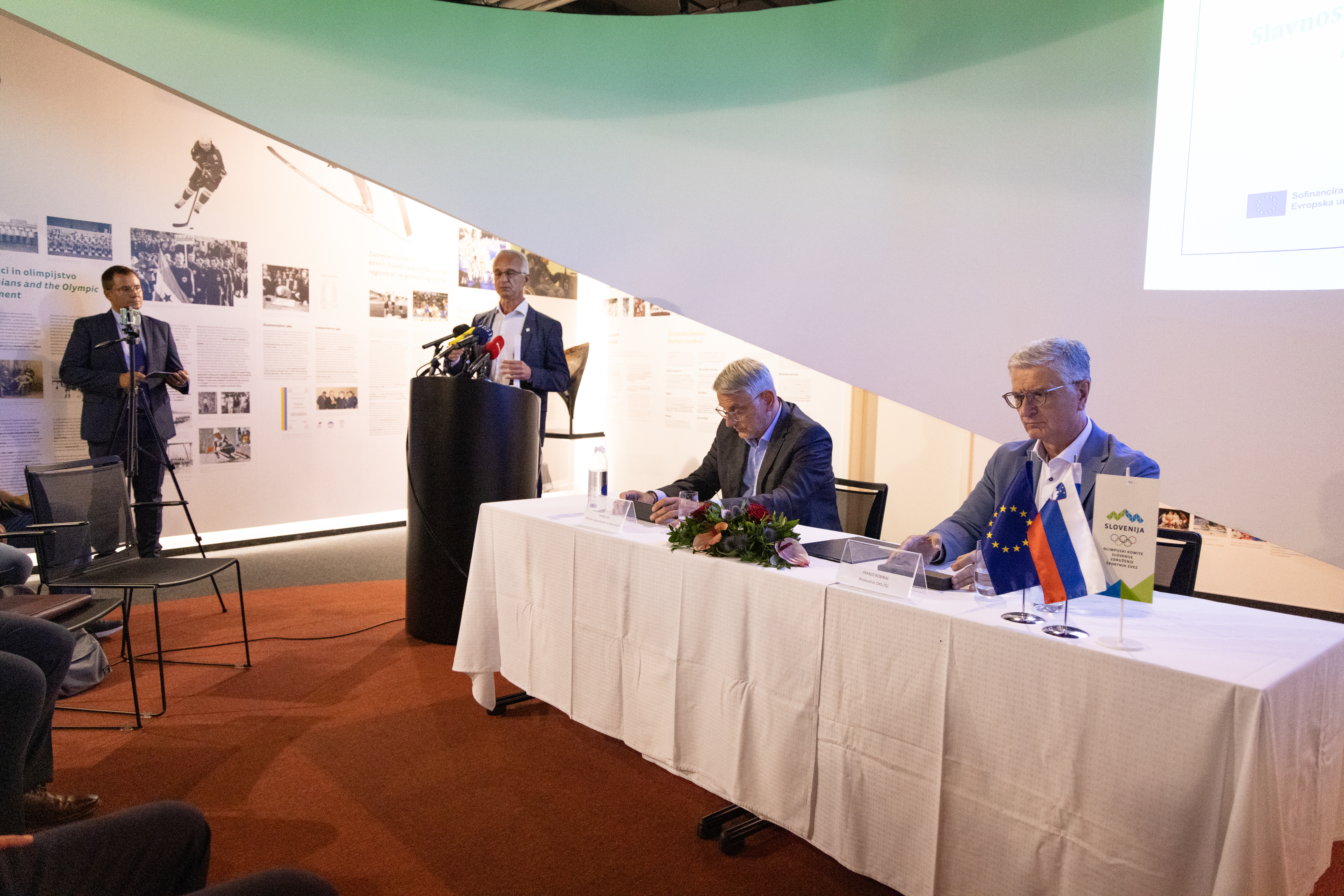 podpis-pogodbe-na-oks_53951810415_o